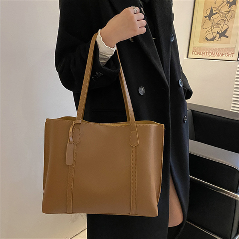 Classic Black Faux Leather Tot - огляд і ціна Luxury Bags 2026