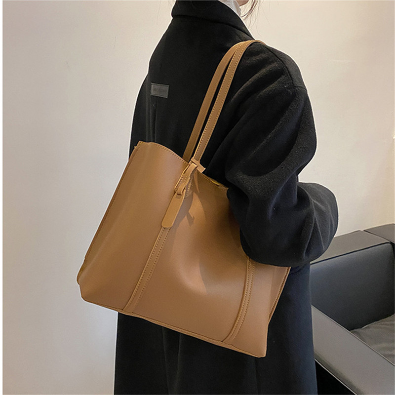 Classic Black Faux Leather Tot - огляд і ціна Luxury Bags 2026