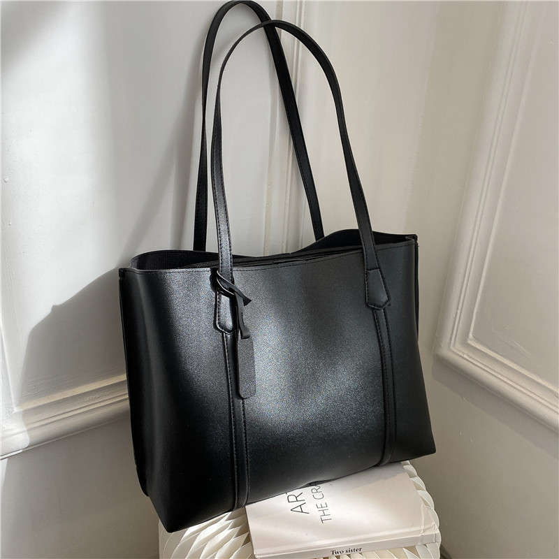 Classic Black Faux Leather Tot - огляд і ціна Luxury Bags 2026