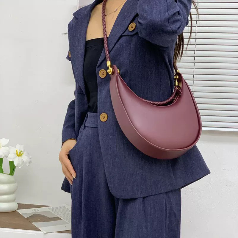 Classic Round Moon Slim Bags F - огляд і ціна Luxury Bags 2026