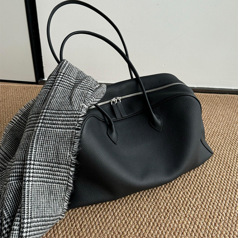Black Soft Leather Boston Tote - огляд і ціна Luxury Bags 2026